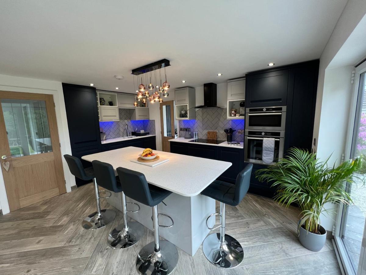 Stylish Modern Home With Parking Enclosed Garden Holyhead Dış mekan fotoğraf