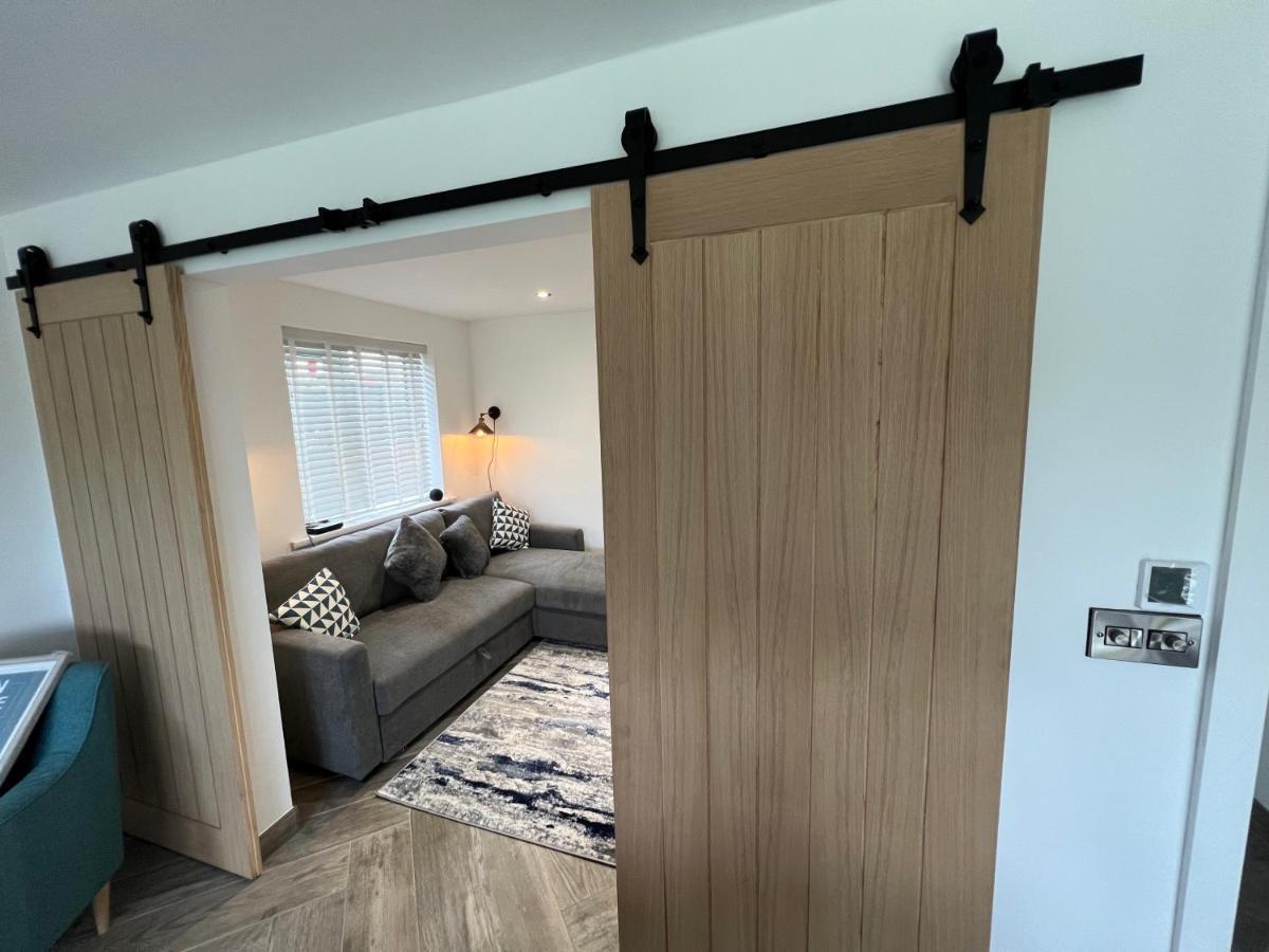 Stylish Modern Home With Parking Enclosed Garden Holyhead Dış mekan fotoğraf