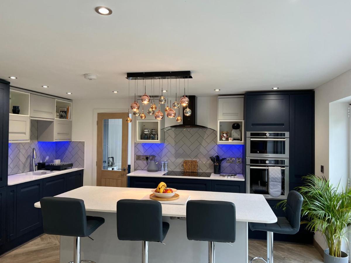 Stylish Modern Home With Parking Enclosed Garden Holyhead Dış mekan fotoğraf