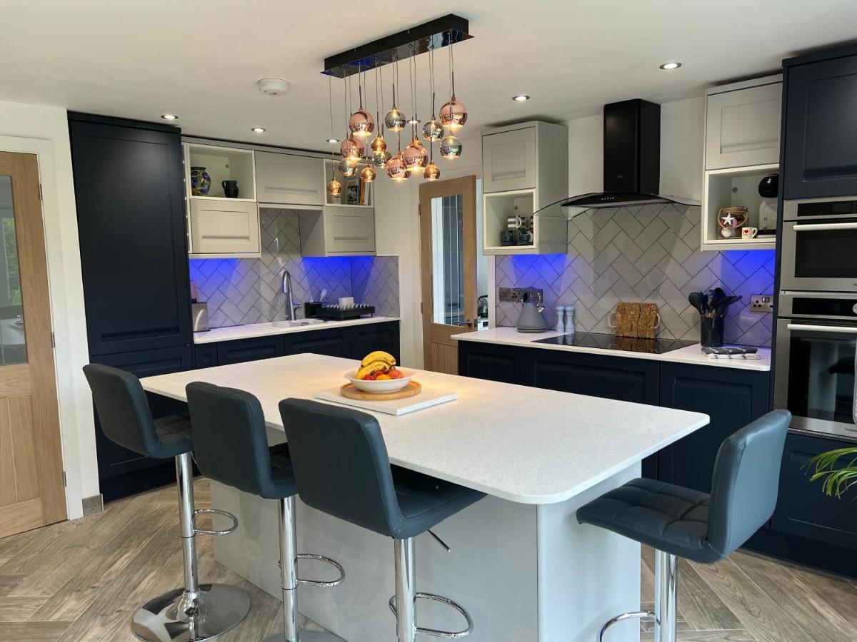 Stylish Modern Home With Parking Enclosed Garden Holyhead Dış mekan fotoğraf