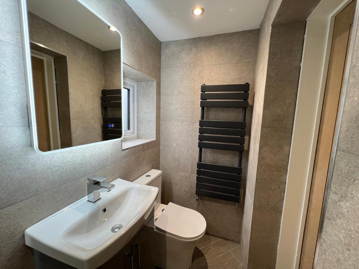 Stylish Modern Home With Parking Enclosed Garden Holyhead Dış mekan fotoğraf