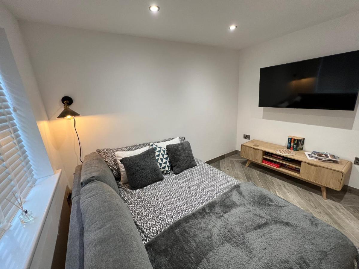 Stylish Modern Home With Parking Enclosed Garden Holyhead Dış mekan fotoğraf
