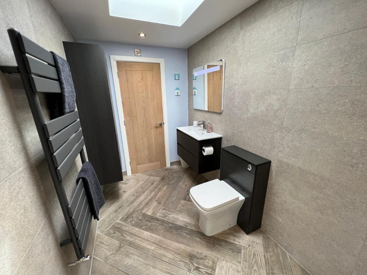 Stylish Modern Home With Parking Enclosed Garden Holyhead Dış mekan fotoğraf