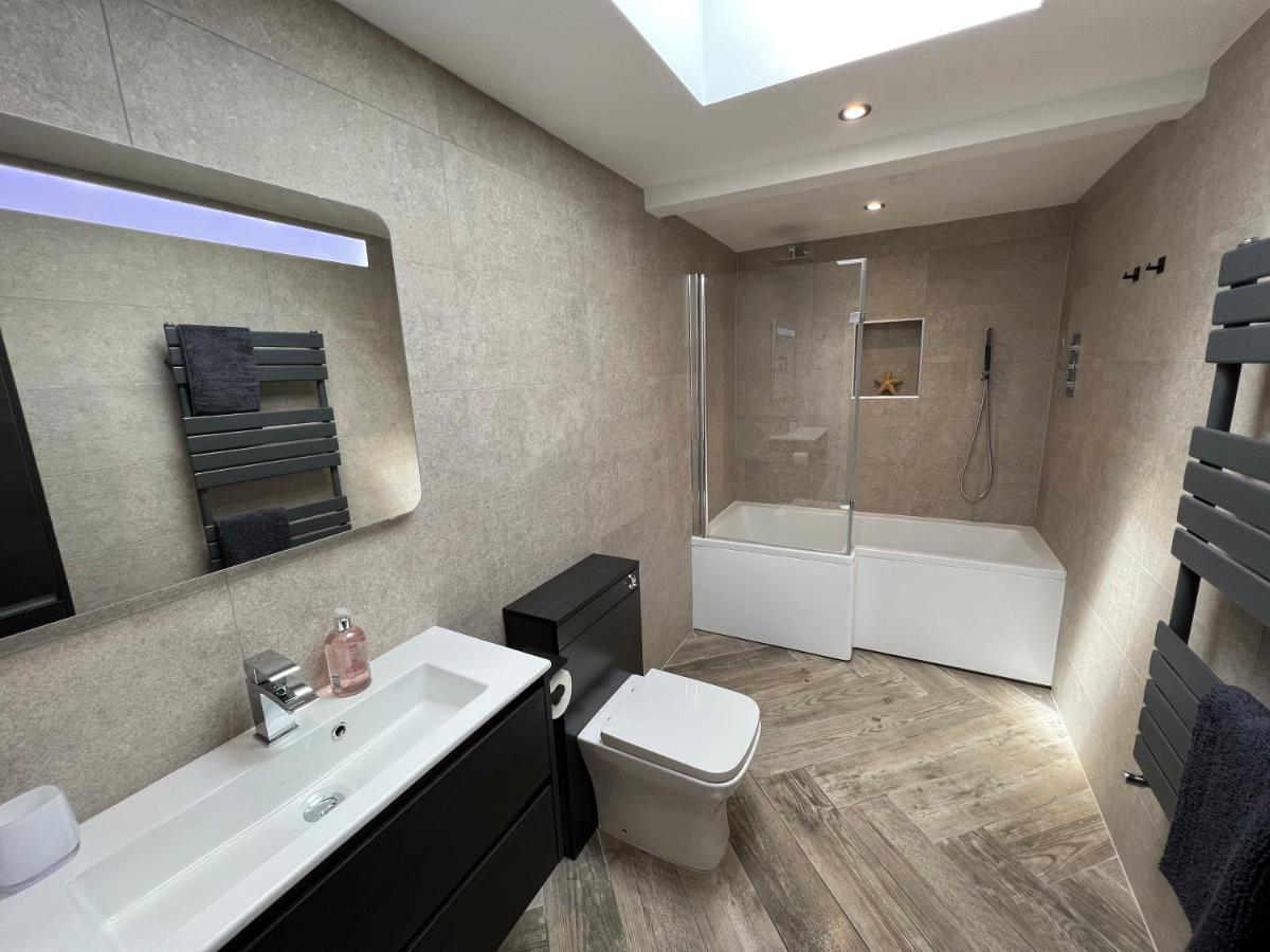 Stylish Modern Home With Parking Enclosed Garden Holyhead Dış mekan fotoğraf