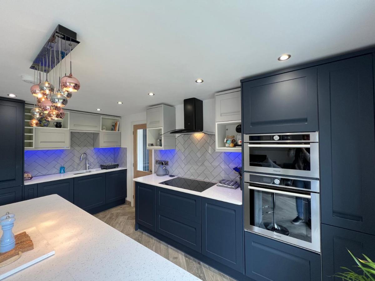 Stylish Modern Home With Parking Enclosed Garden Holyhead Dış mekan fotoğraf