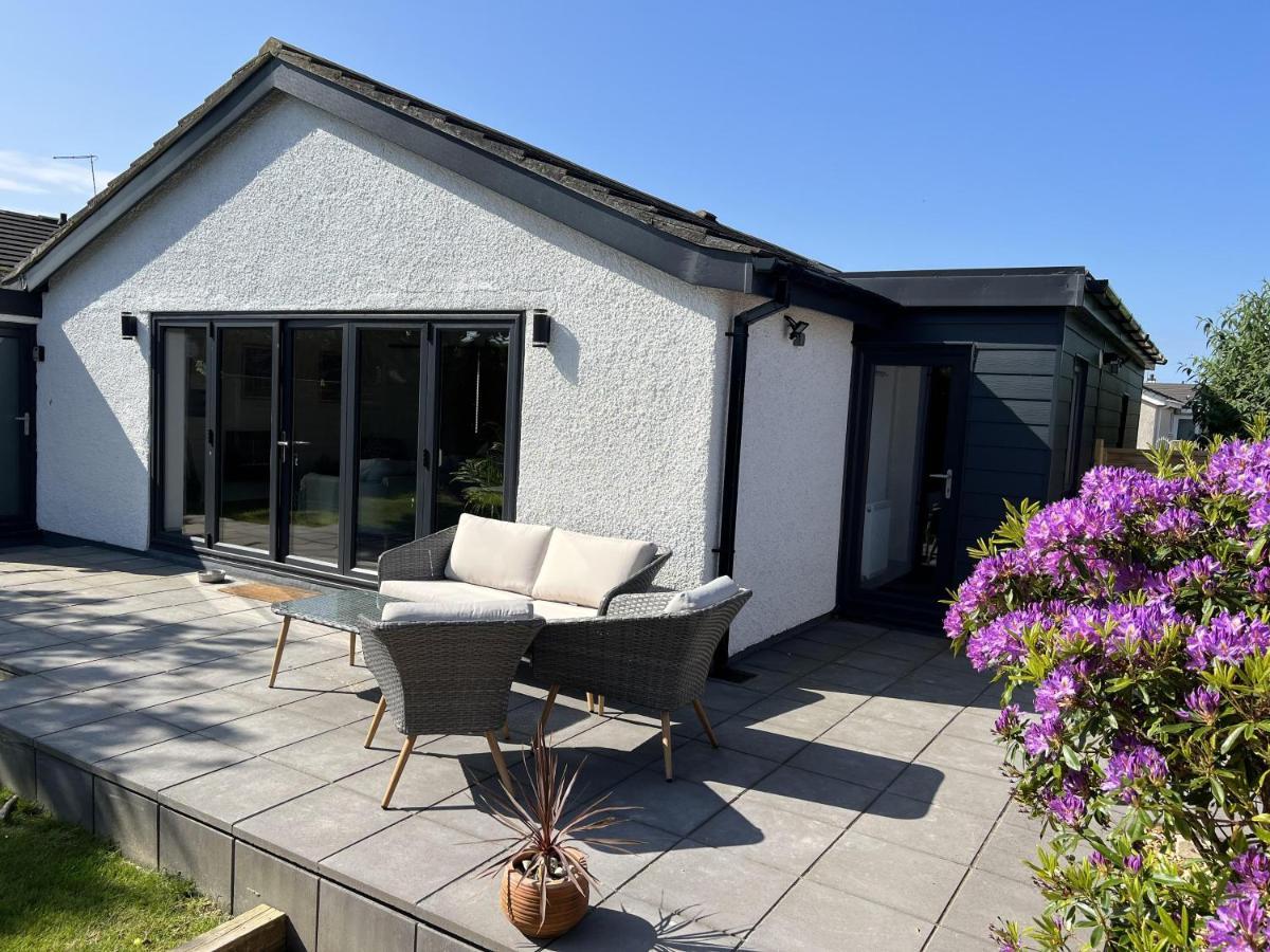 Stylish Modern Home With Parking Enclosed Garden Holyhead Dış mekan fotoğraf