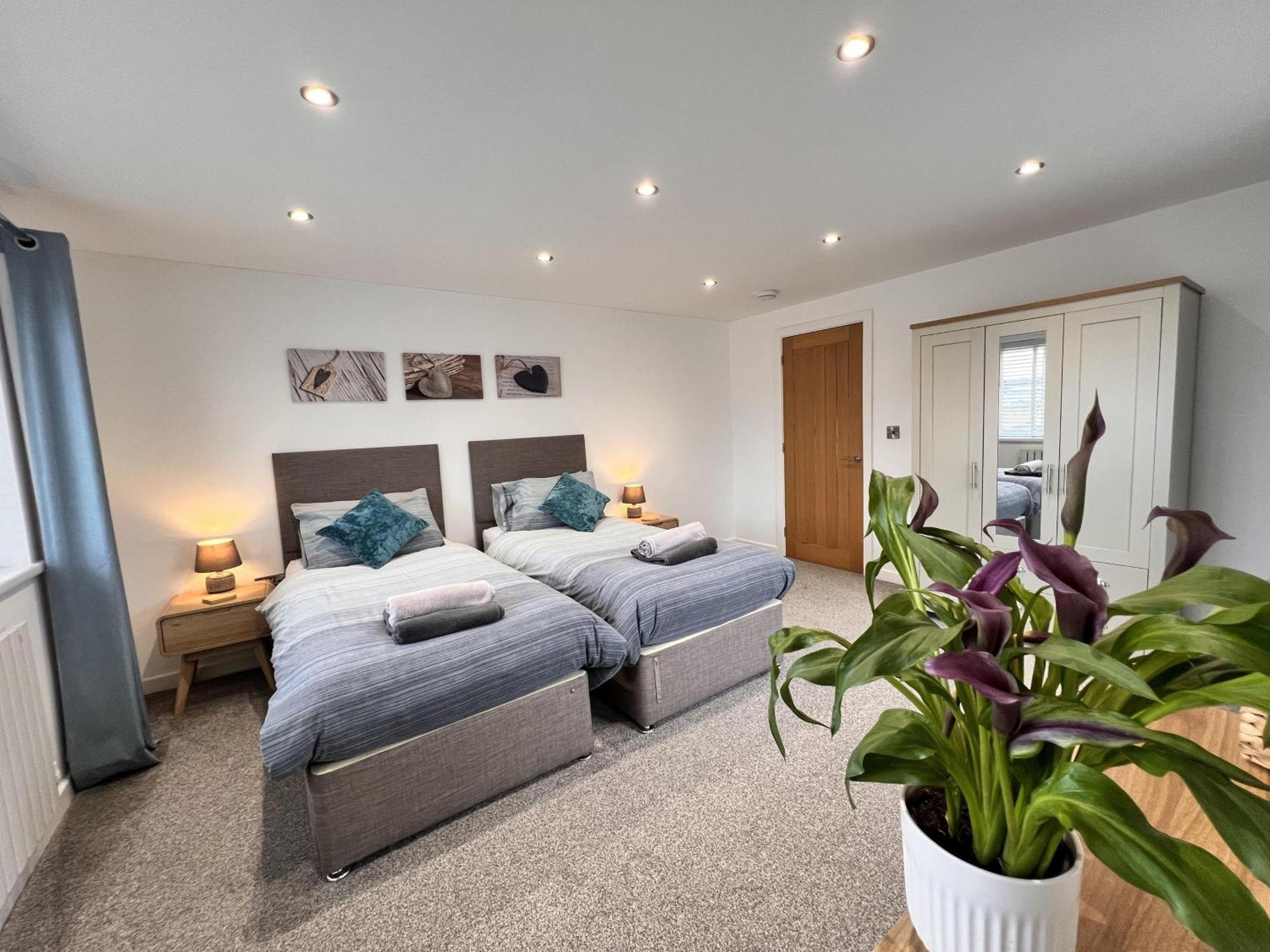 Stylish Modern Home With Parking Enclosed Garden Holyhead Dış mekan fotoğraf