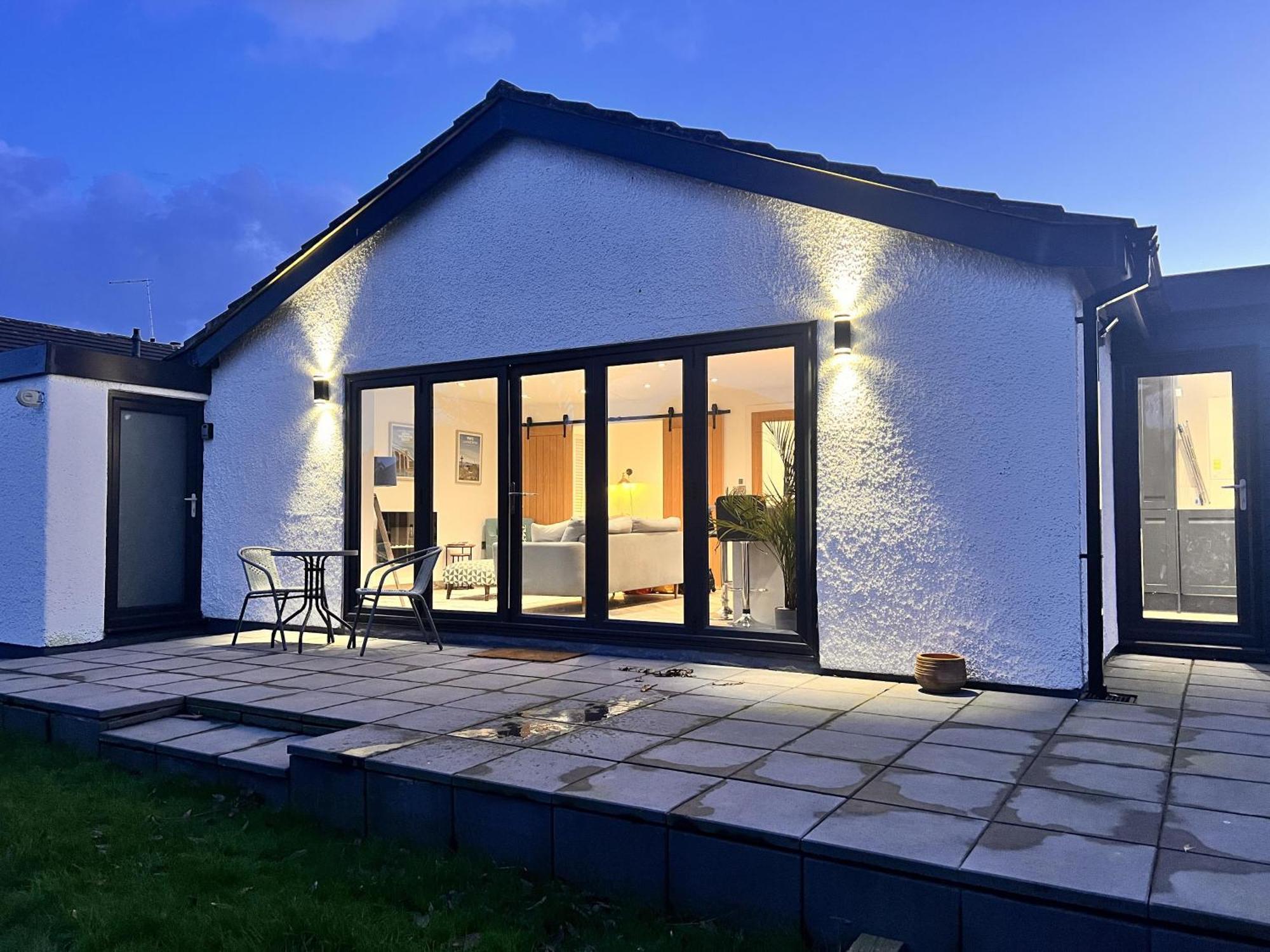 Stylish Modern Home With Parking Enclosed Garden Holyhead Dış mekan fotoğraf